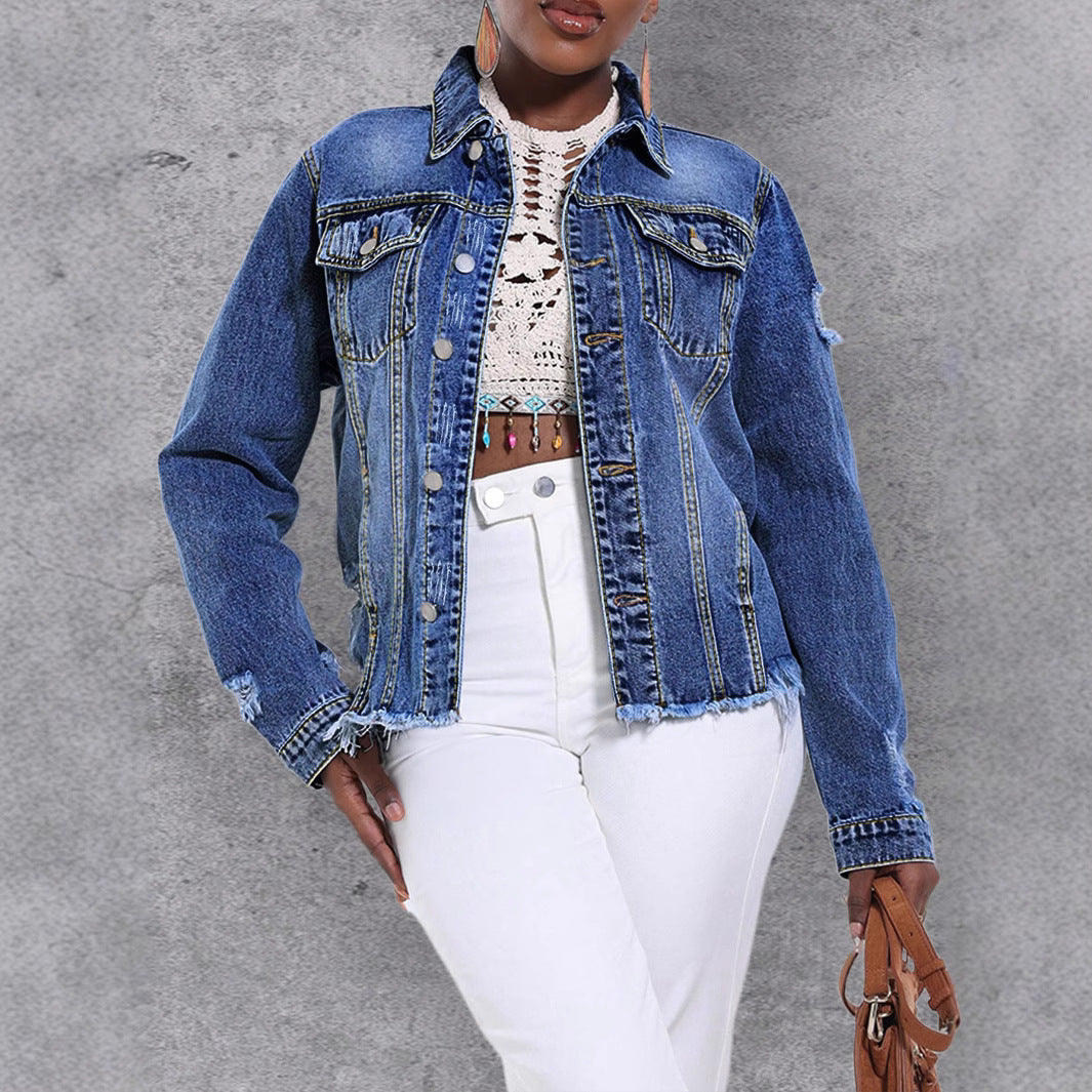 Damen Lässige Denim-Jacke mit Destroyed-Details, aufgesetzten Brusttaschen und ausgefranstem Saum Echo Archiv