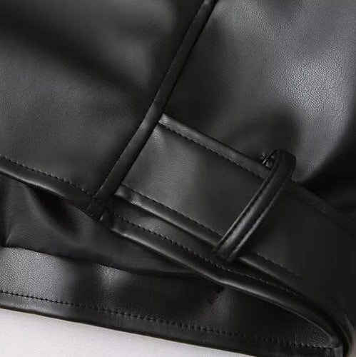 Damen Bikerjacke aus veganer Lederoptik mit Taillengürtel und asymmetrischem Reißverschluss Echoarchiv