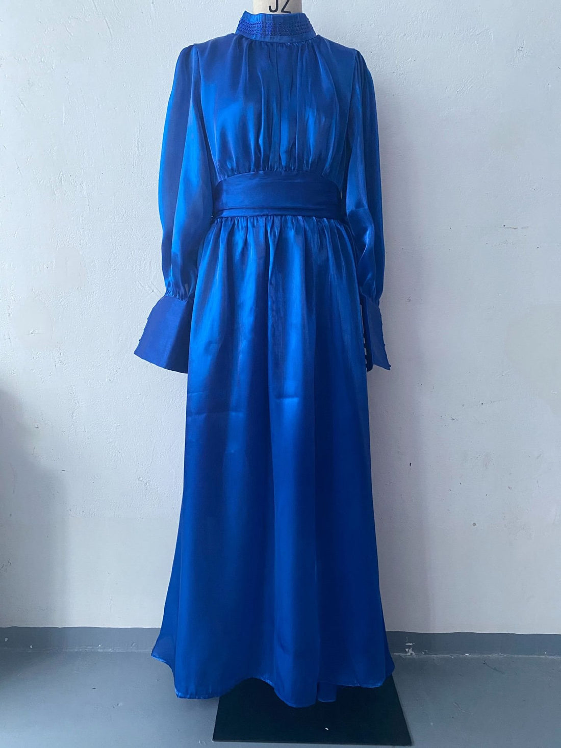 Damen Elegantes Chiffon-Maxikleid mit tailliertem Wickelbund, Stehkragen und langen Puffärmeln Echo Archiv