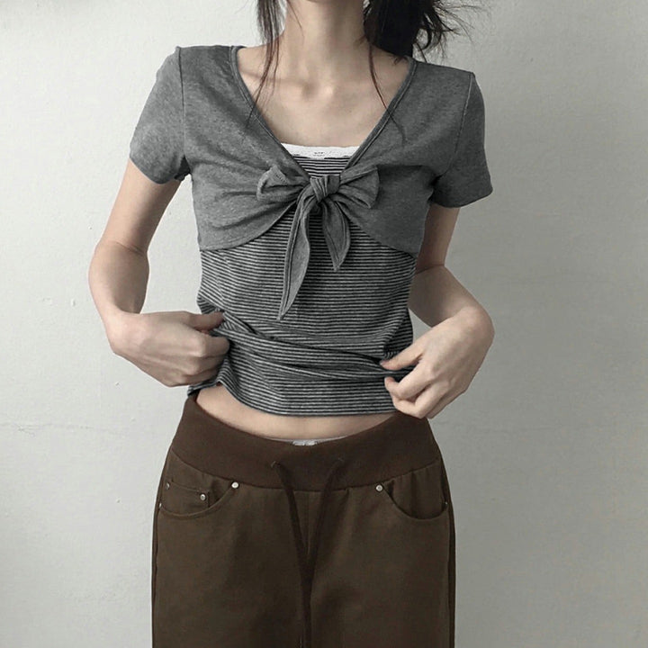 Damen kurzes T-Shirt mit Knoten-Detail und gestreiftem Design Echo Archiv