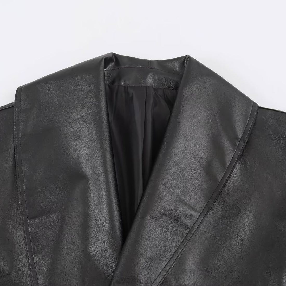 Damen Cropped Lederoptik-Jacke mit übergroßem Schalkragen und taillierendem Schnallenriemen Echoarchiv