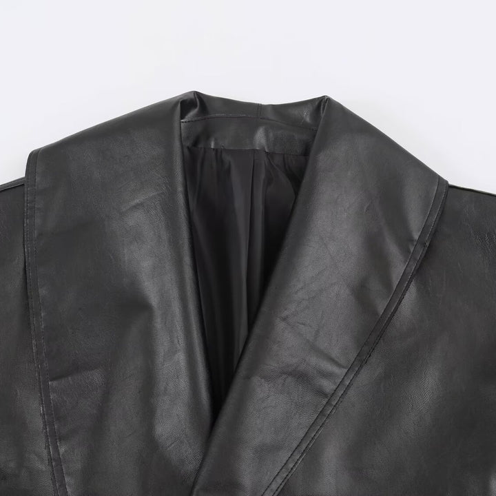 Damen Cropped Lederoptik-Jacke mit übergroßem Schalkragen und taillierendem Schnallenriemen Echoarchiv