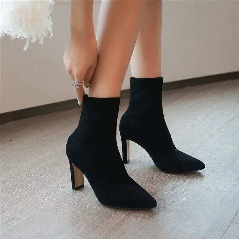Damen Sock-Stiefelette aus Stretchvelours mit spitzer Zehenpartie und skulpturellem Blockabsatz – Varelle