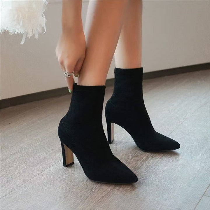 Damen Sock-Stiefelette aus Stretchvelours mit spitzer Zehenpartie und skulpturellem Blockabsatz – Varelle