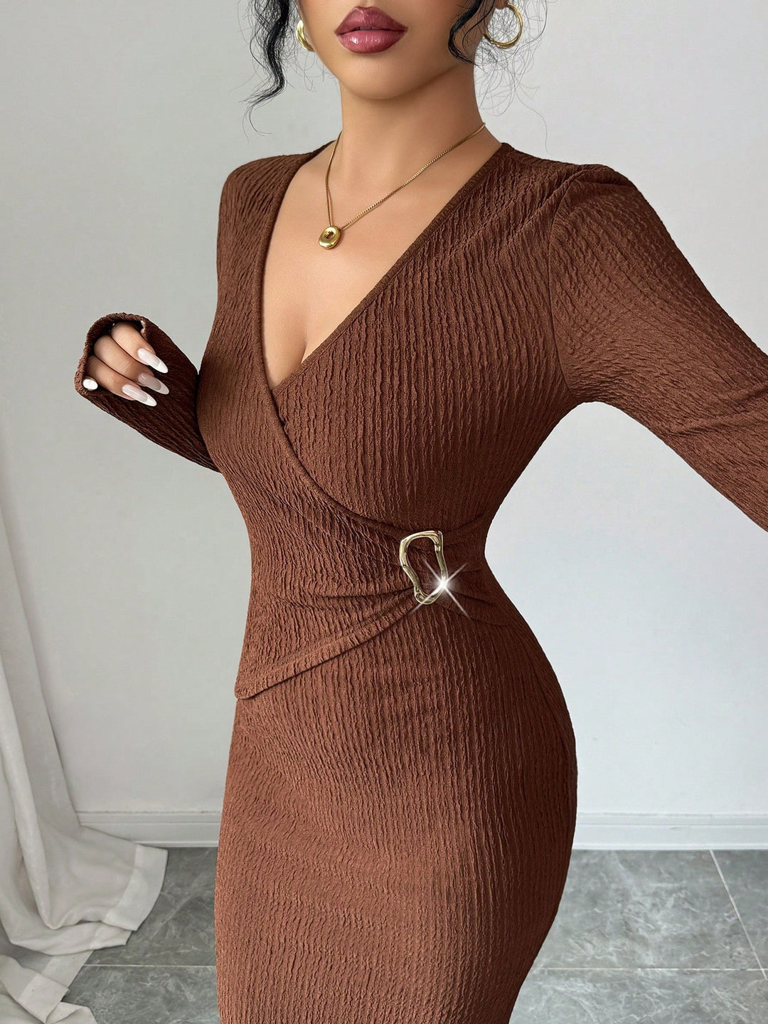 Damen nan tailliertes Wickelkleid mit V-Ausschnitt, strukturierter Knitteroptik und dekorativer Gürtelschließe Echo Archiv