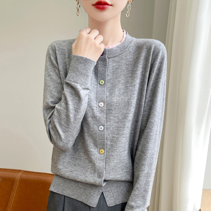 Damen Leichter Feinstrick-Cardigan mit Rundhalsausschnitt und bunten Knöpfen Echoarchiv