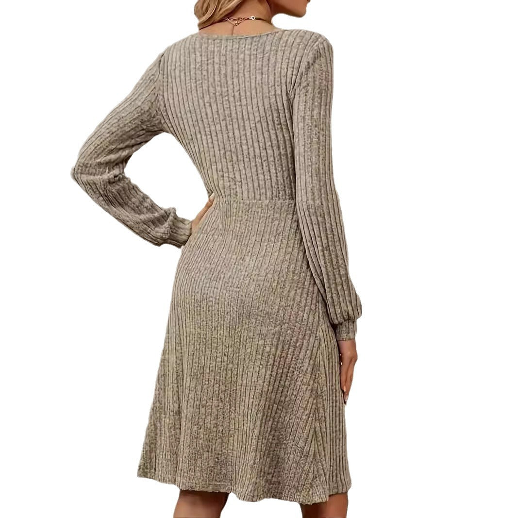 Damen Tailliertes Rippstrick-Midikleid mit U-Boot-Ausschnitt und Zierknopfleiste Echo Archiv