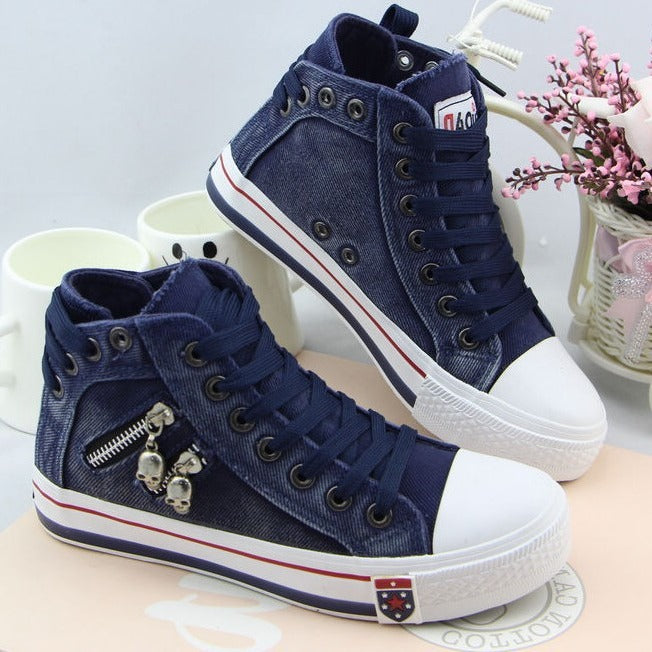 Damen nan hohe Sneaker im Jeanslook mit seitlichem Reißverschluss und dekorativen Anhängern Echo Archiv