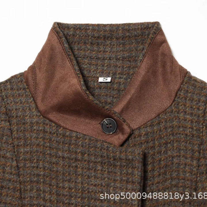 Damen Kurzer Tweedblazer mit Stehkragen, Knopfleiste und Pattentaschen Echo Archiv