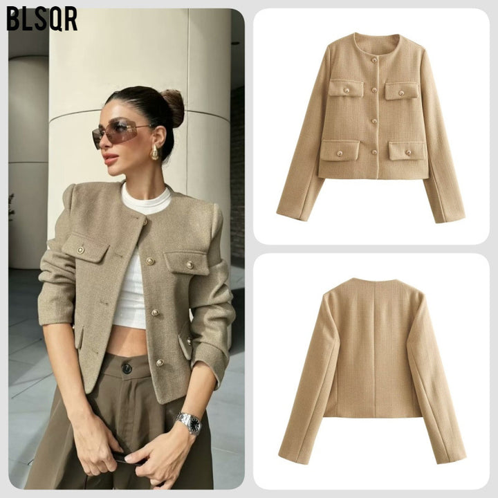 Damen Bouclé-Cropped-Jacke mit vier Pattentaschen und goldenen Schmuckknöpfen Echo Archiv
