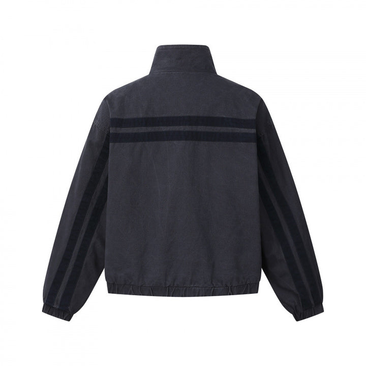 Unisex Kurz geschnittene kastige Blousonjacke mit Stehkragen, doppeltem Streifendetail und kariertem Innenfutter Echo Archiv