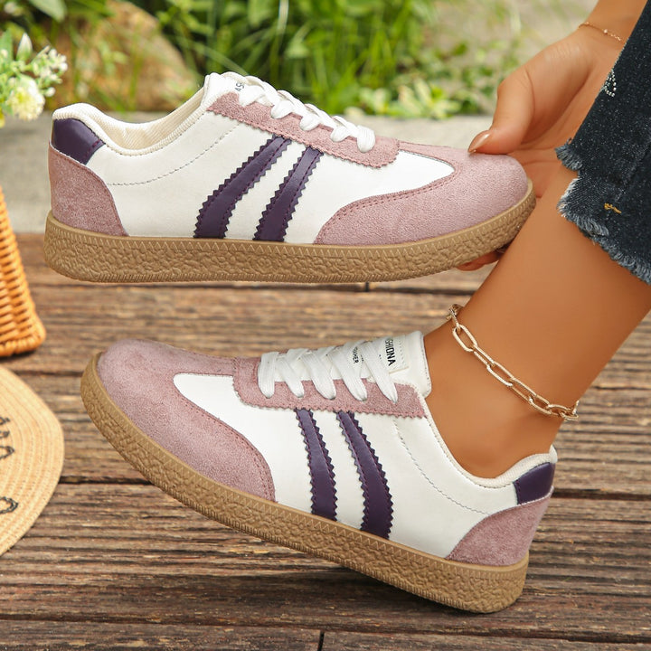 Damen Retro-Sneaker mit Velours-Overlays, Zierstreifen und profildetails – Névara