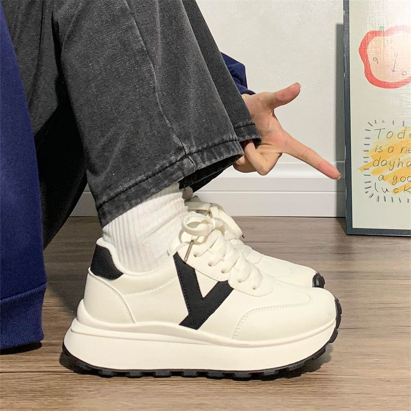 Damen Plateau-Sneaker mit kontrastierendem V-Design, dicker Profilsohle und gepolstertem Komfortkragen – Névara