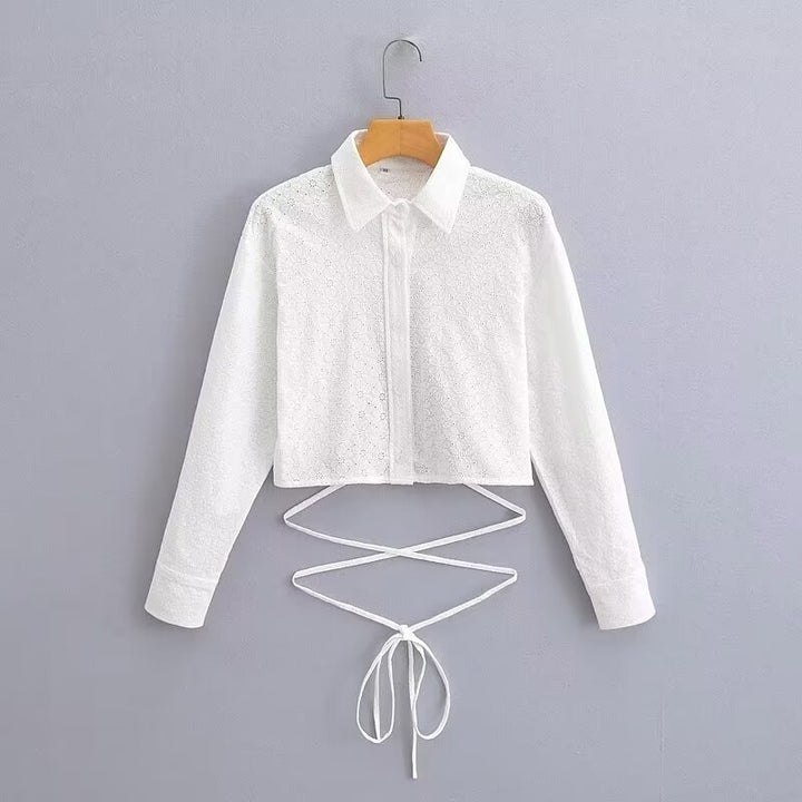 Damen Kurzgeschnittene Lochstickerei-Bluse mit Hemdkragen und langen Schnürbändern Echo Archiv