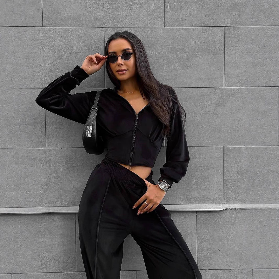 Damen kurzes Kapuzen-Cropped Zip-Sweatshirt mit tailliertem Brustsaum und weiter Velours-Loungehose mit elastischem Bund – Auréline