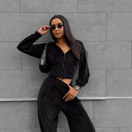 Damen kurzes Kapuzen-Cropped Zip-Sweatshirt mit tailliertem Brustsaum und weiter Velours-Loungehose mit elastischem Bund – Auréline