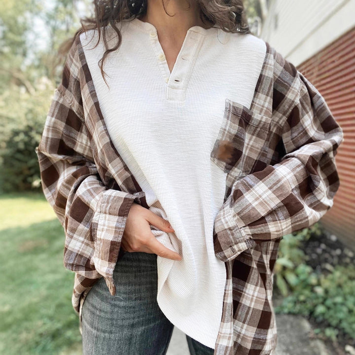 Damen nan karierter Flanell-Overshirt mit aufgesetzter Brusttasche, krempelbaren Ärmeln und legerer Oversize-Passform Echo Archiv