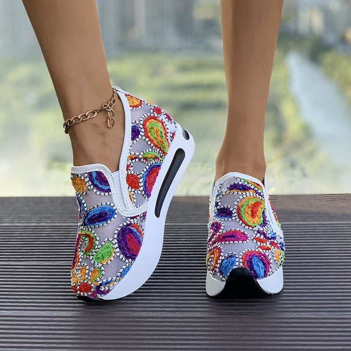 Damen Slip-On Keil-Sneaker mit besticktem Canvas-Obermaterial und luftgepolsterter Plateau-Sohle Echo Archiv