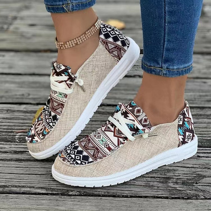 Damen Aztekische Slip-On Sneakers mit Strickoberteil und Mokassin-Naht – Névara