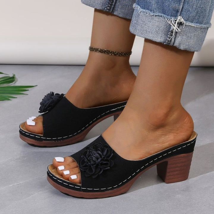 Damen Lederoptik-Peeptoe Mules mit Blütenapplikation und mittlerem Blockabsatz Echo Archiv