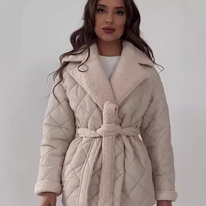 Damen Steppjacke mit Teddy-Futter Taillengürtel und großem Schalkragen Echoarchiv
