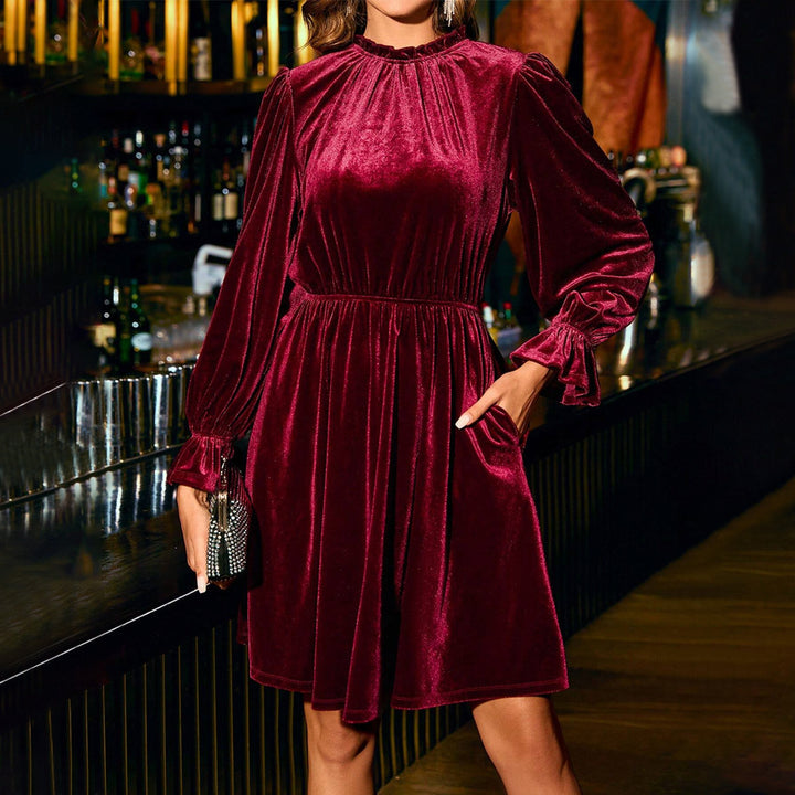 Damen samtiges knielanges Kleid mit Stehkragen, geraffter Taille und praktischen Eingrifftaschen – Valéora