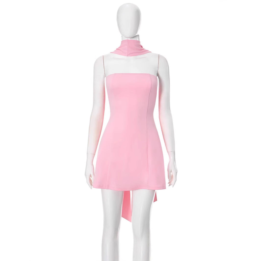 Damen Minikleid mit figurformendem Schnitt und schickem Halsschmuck Echo Archiv