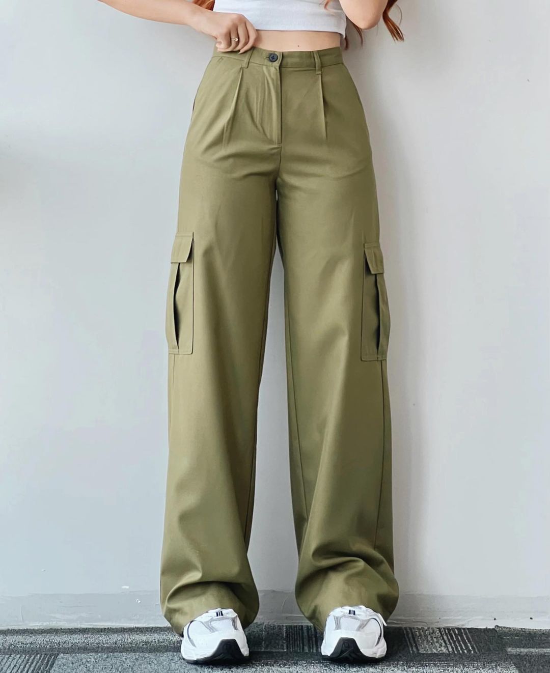 Damen Cargohose mit hoher Taille, geradem Bein und aufgesetzten Pattentaschen Echoarchiv