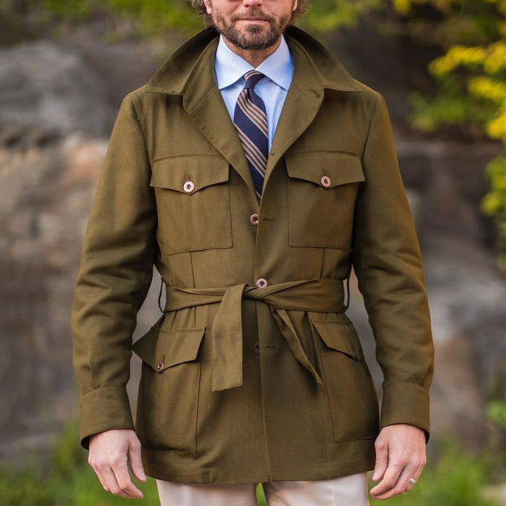 Herren Taillierte Feldjacke mit Bindegürtel, Pattentaschen und Kentkragen – Taviero