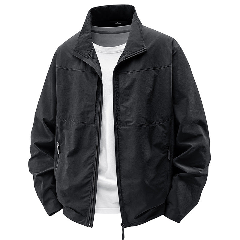 Herren Leichte urbane Windjacke mit Stehkragen, wasserabweisender Gewebemischung und verdeckten Reißverschlüssen Echo Archiv