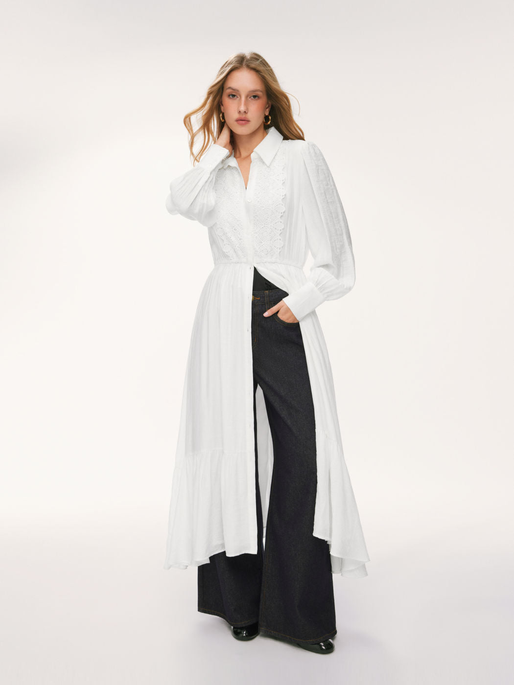 Damen Langes Hemdblusenkleid mit Spitzenbesatz, Taillierung und Stufenrock – Valéora