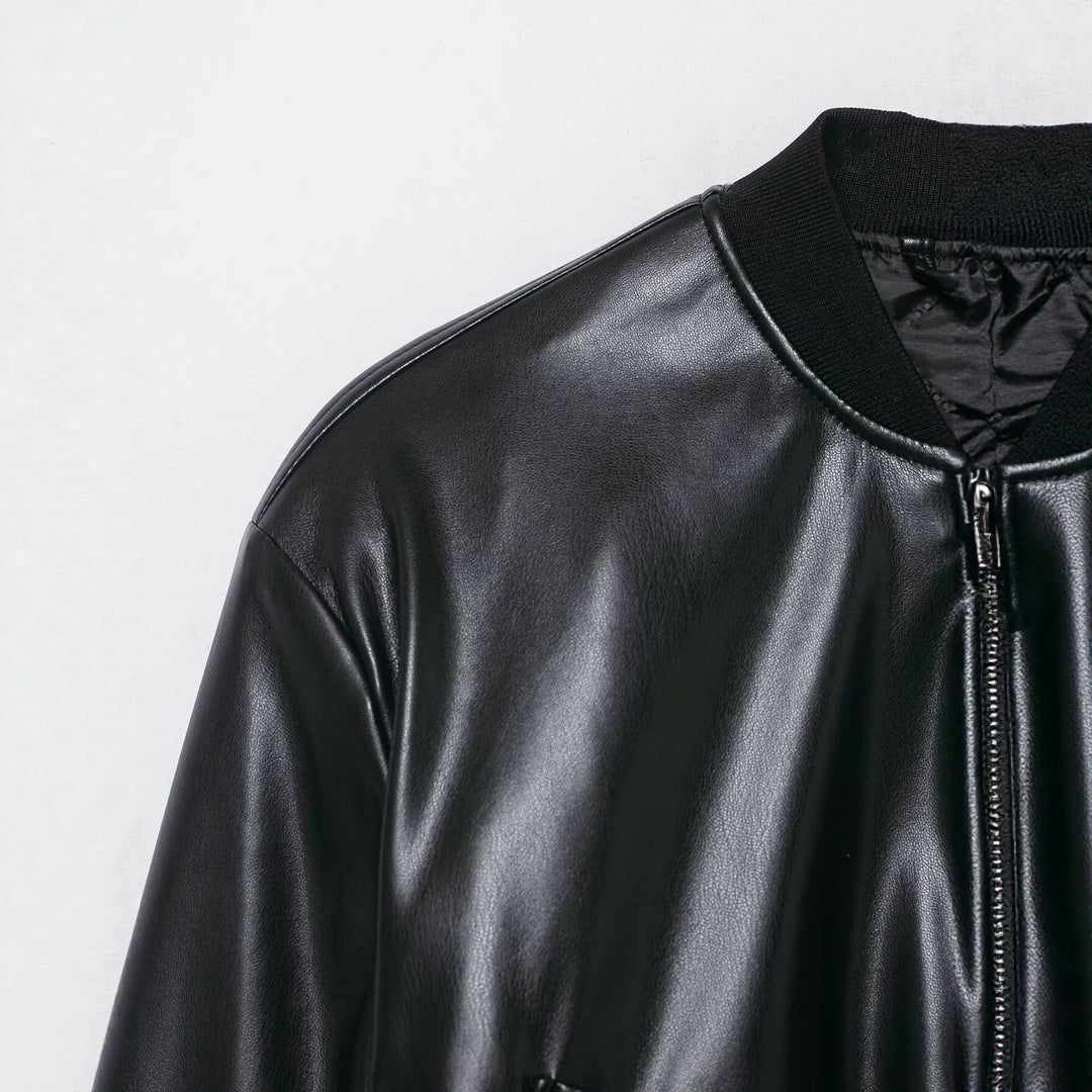 Damen Cropped Biker‑Bomberjacke aus Kunstleder mit Rippbündchen und aufgesetzten Pattentaschen Echoarchiv