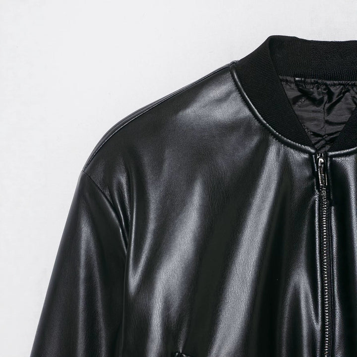 Damen Cropped Biker‑Bomberjacke aus Kunstleder mit Rippbündchen und aufgesetzten Pattentaschen Echoarchiv