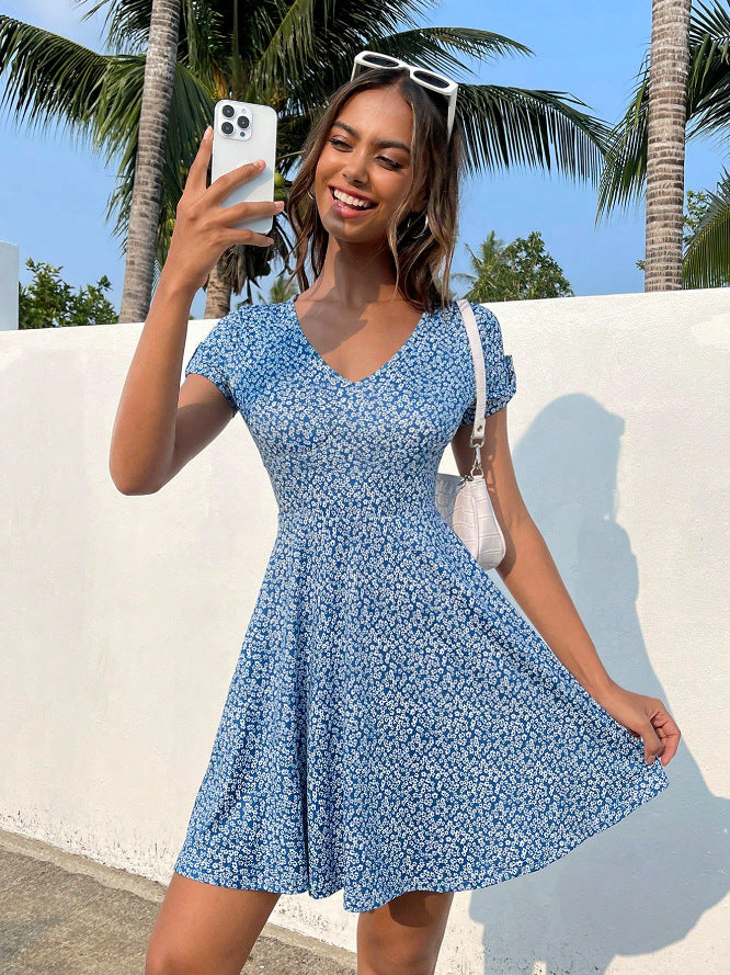 Damen Sommerliches Freizeitkleid mit floralen Mustern und schwingendem Rock Echo Archiv