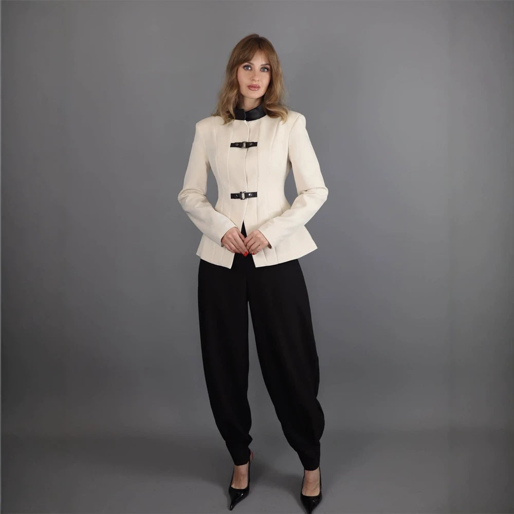 Damen Taillierter Blazer mit Stehkragen, Wiener Nähten und dekorativen Gurtverschlüssen Echoarchiv