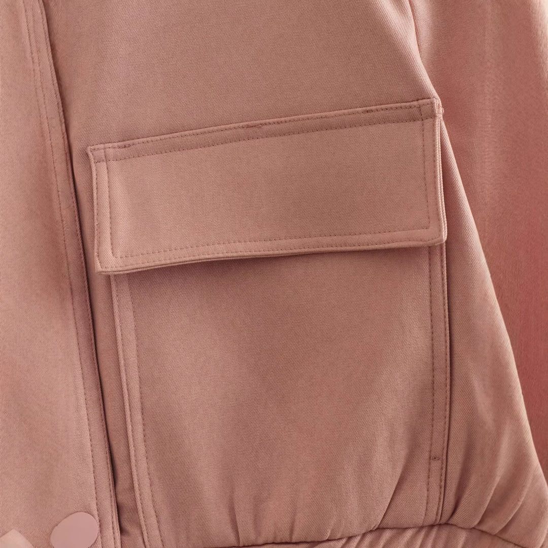 Damen Kurze Utility-Jacke mit Stehkragen, aufgesetzten Pattentaschen und Gummizugbund Echoarchiv
