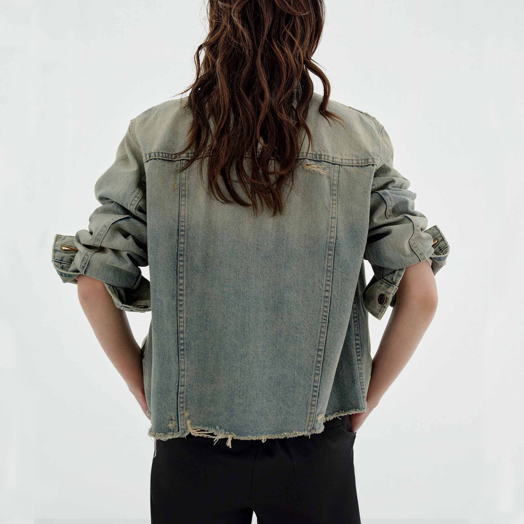 Damen nan oversized Destroyed-Denimjacke mit rohem Saum, aufgesetzten Brusttaschen und vintage Waschung Echo Archiv