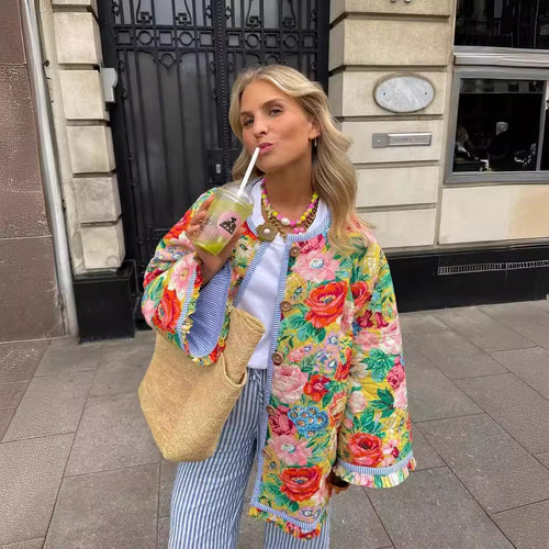 Damen Patchwork Steppjacke mit buntem Blumenmuster und Knopfdetails Echoarchiv