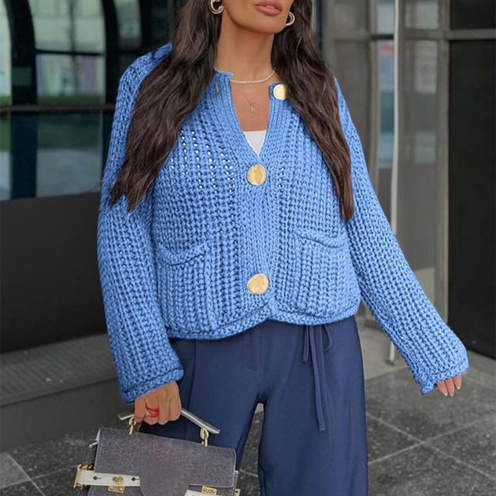 Damen Kurzcardigan im Rippen-Grobstrick mit aufgesetzten Taschen und Statementknöpfen – Veloura