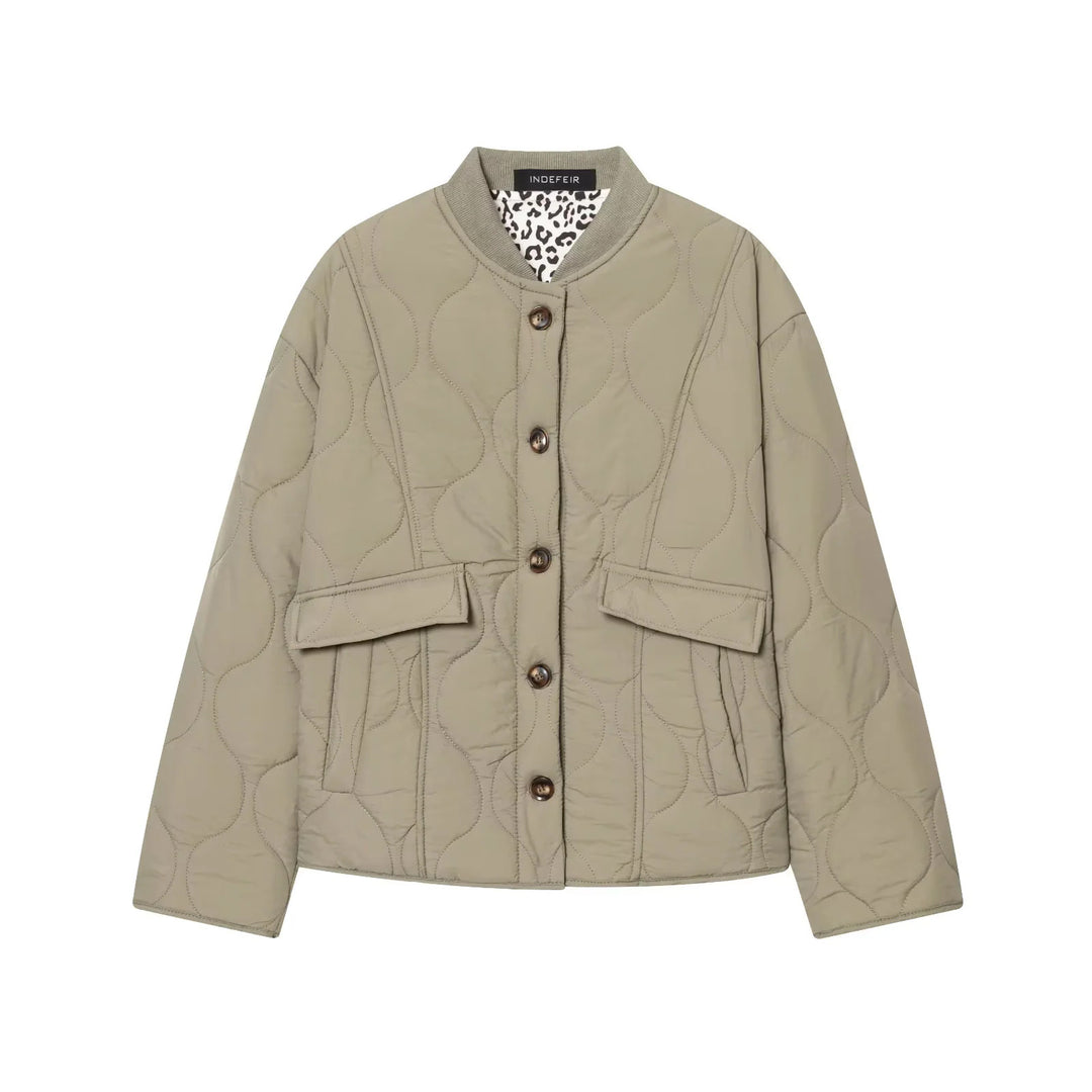 Damen wattierte Steppjacke mit kastiger Silhouette, geripptem Stehkragen und aufgesetzten Pattentaschen – Célinea