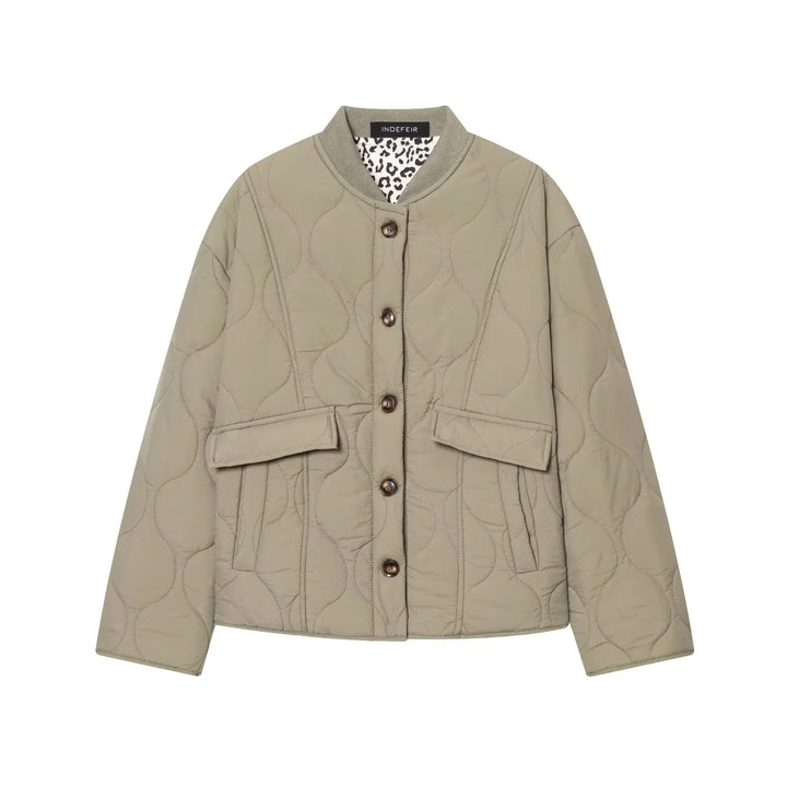 Damen wattierte Steppjacke mit kastiger Silhouette, geripptem Stehkragen und aufgesetzten Pattentaschen – Célinea