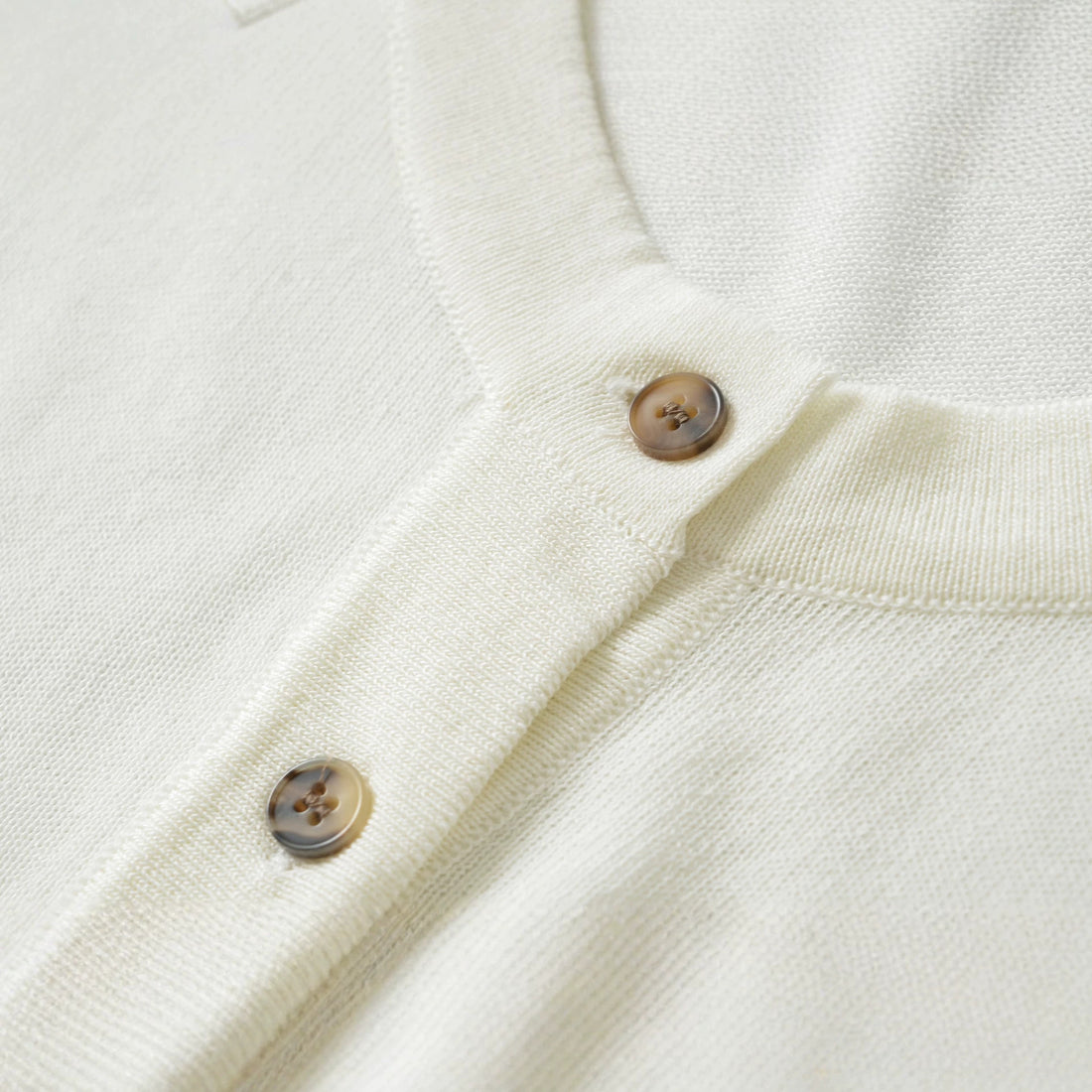 Damen Feiner Kurzcardigan mit Rundhals, Knopfleiste und taillierendem Bündchen Echoarchiv