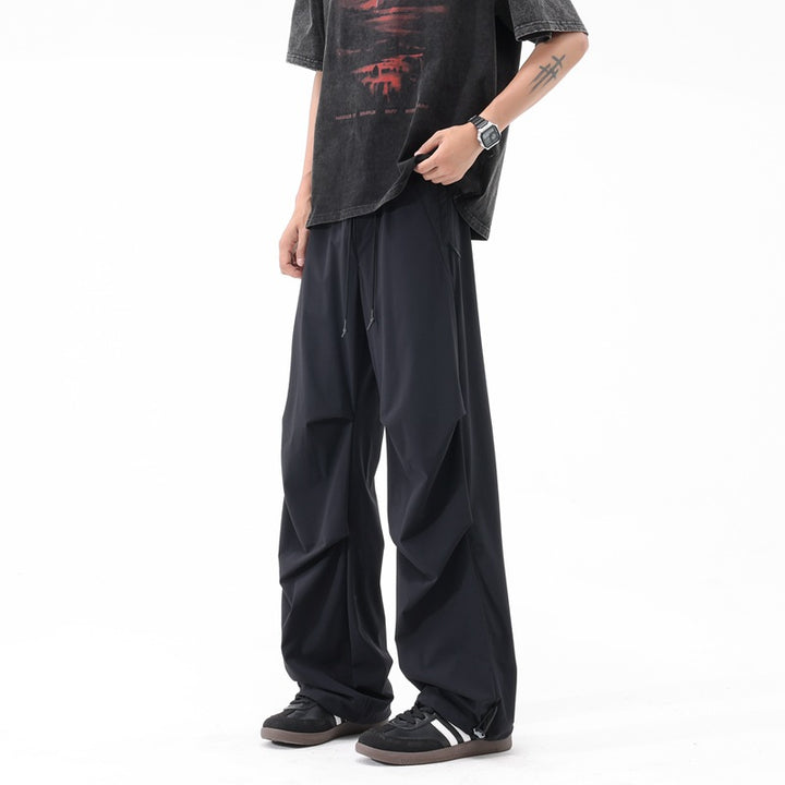 Herren weite Sporthose mit auffälligem Draped-Design Echoarchiv