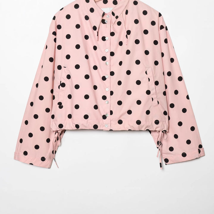 Damen Gepunktete Cropped‑Blousonjacke mit hohem Stehkragen, Tunnelzug und Knopfleiste Echo Archiv