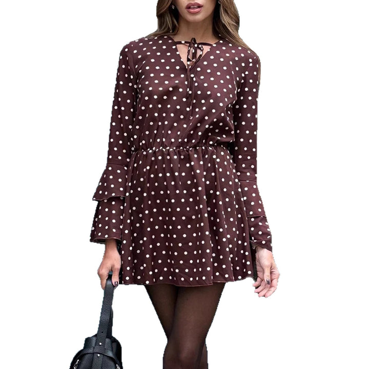 Damen Gepunktetes Volant-Minikleid mit geraffter Taille, V‑Ausschnitt und Bindeband – Avérine