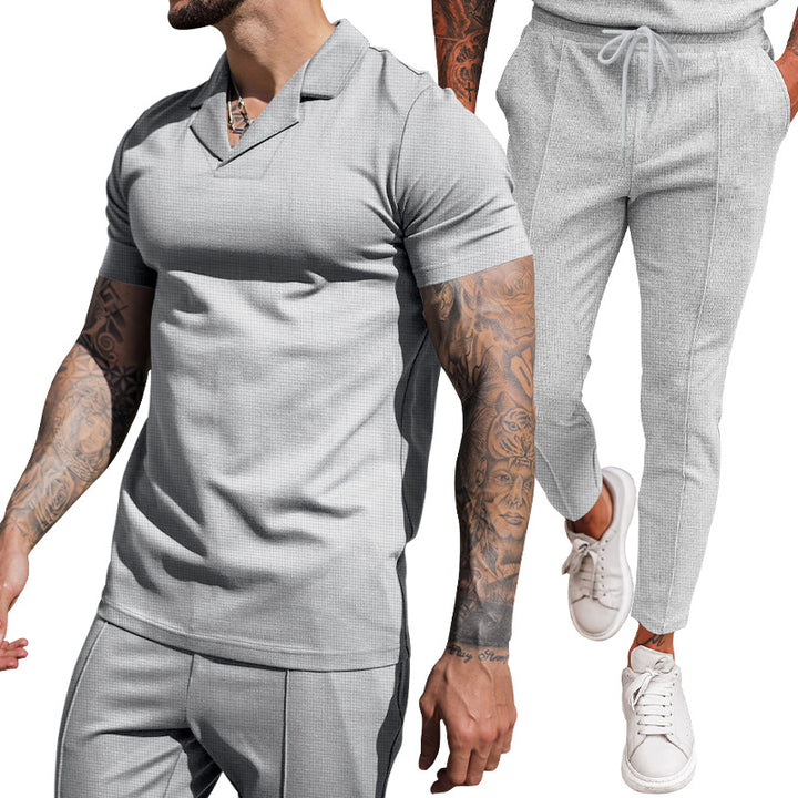 Herren modernes Freizeit-Set mit poloähnlichem Oberteil und schmal geschnittenen Hosen Echoarchiv