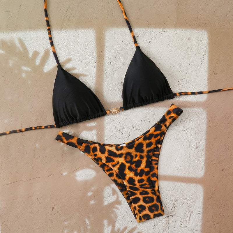 Damen Triangel-Bikini mit modernen Schnittdetails und großflächigen Polka Dots Echo Archiv
