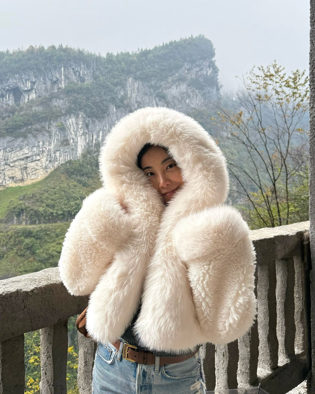 Damen Kurzjacke aus voluminösem Fauxfur mit XXL-Kapuze und Kugelärmeln Echoarchiv