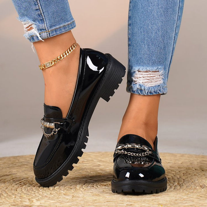 Damen Lack-Loafer mit profilierter Gummisohle und Kettendetail Echoarchiv