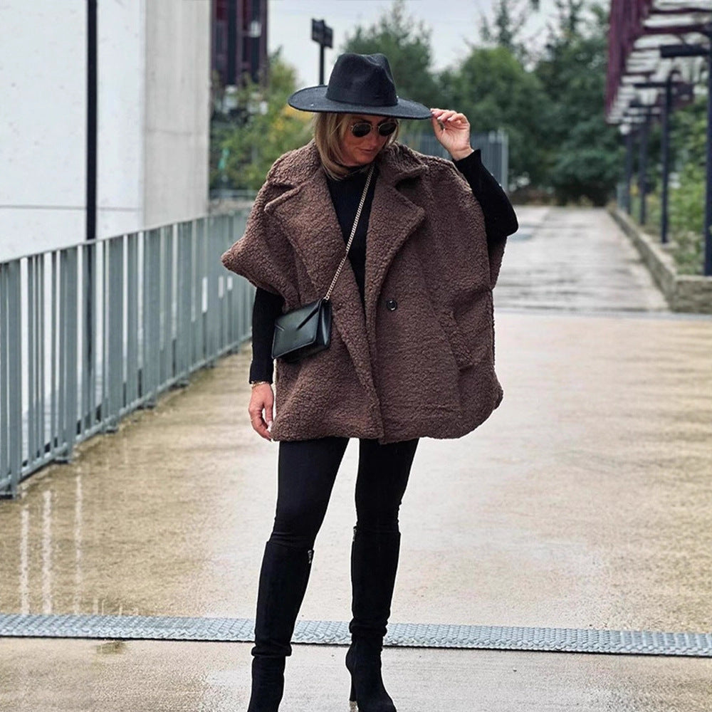 Damen Kurzes Teddy-Cape mit Reverskragen und verdeckter Knopfleiste Echoarchiv